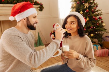 Sevgi dolu koca karısına çerezleri besleme