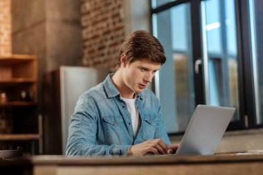 Genç adam onun laptopunda bir proje geliştirme