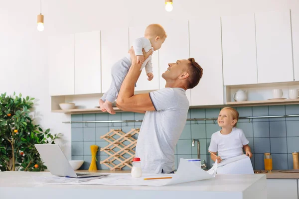 Positiv trevlig man leker med sin baby flicka — Stockfoto