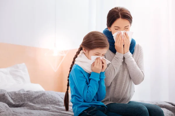 Deux parents proches ayant le nez qui coule — Photo