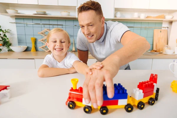 Glücklicher positiver Mann mit Spielzeugeisenbahn — Stockfoto