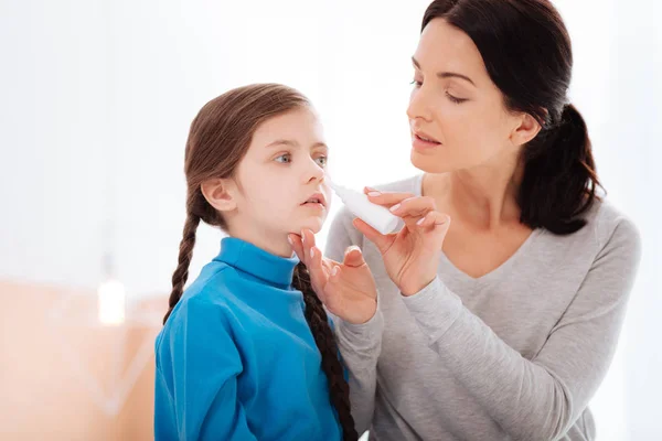 Liefdevolle moeder genezen van een lopende neus van haar jongen — Stockfoto