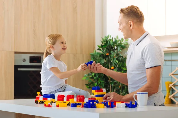 Feliz alegre chica tomando un constructor conjunto pieza —  Fotos de Stock