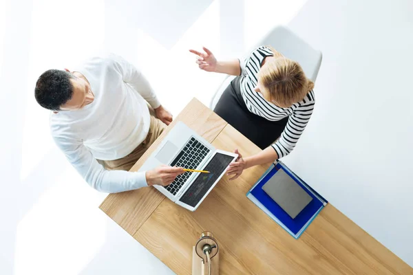 Bovenaanzicht van slimme leuke collega's bespreken werk — Stockfoto