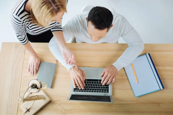 Draufsicht auf einen modernen Arbeitsplatz — Stockfoto