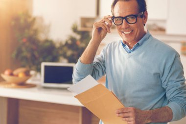 Hafta sonları evden çalışma neşeli yetişkin girişimci