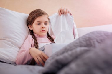 Bir peçete kutusundan alarak sakin kız