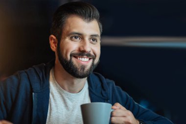 Yüzünde gülümseme yakışıklı esmer tutma