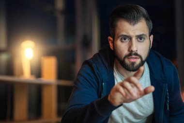Sakallı adam bilgisayar başında işaret konsantre