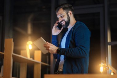 Çekici sakallı erkek kişi online sohbet