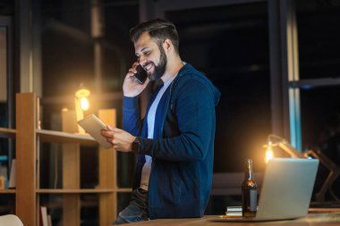 Profil fotoğrafı pozitif dostum telefon konuşan