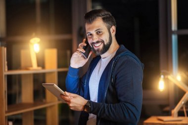 Pozitif yüzünde gülümseme tutmak adam sakallı