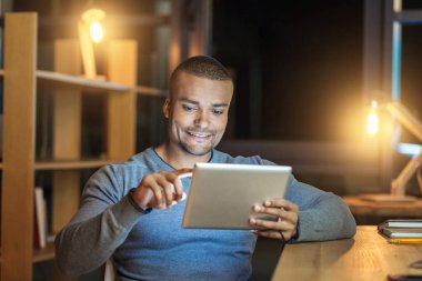 Esmer adam ofiste olmak konsantre