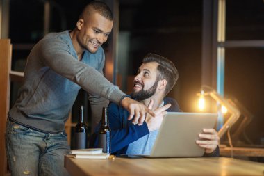 Bilgisayar başında işaret çekici uluslararası işçi