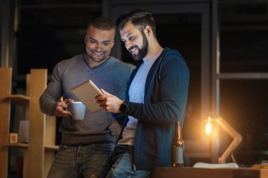 Yakışıklı erkek masada oturmuş sakallı