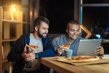 Rahat erkek lezzetli pizza yemek