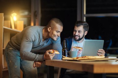 Yeni proje tartışıyor olumlu memnun erkekler