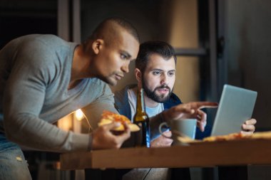 Bilgisayar başında görünen konsantre sakallı adam