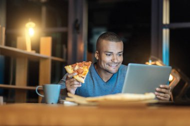 Özenli melez gece geç saatlerde çalışma