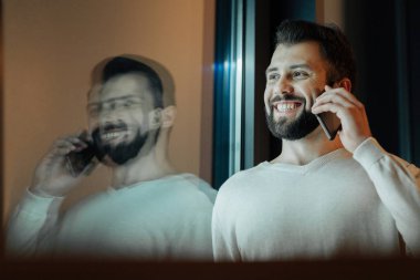 Mutlu esmer dostça sohbet