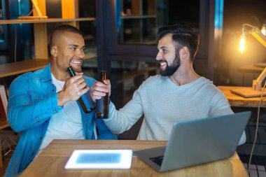 Yakışıklı sakallı adam bira içmek için gidiyor