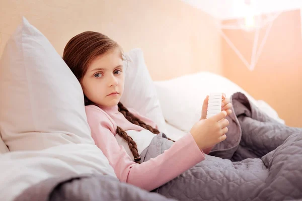 Piccolo bambino triste seduto con una federa — Foto Stock