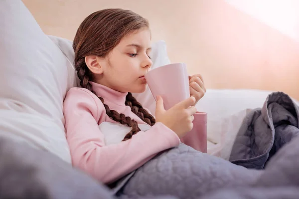 Dziewczyna bardzo chory picia gorącej herbaty z duży kubek — Zdjęcie stockowe