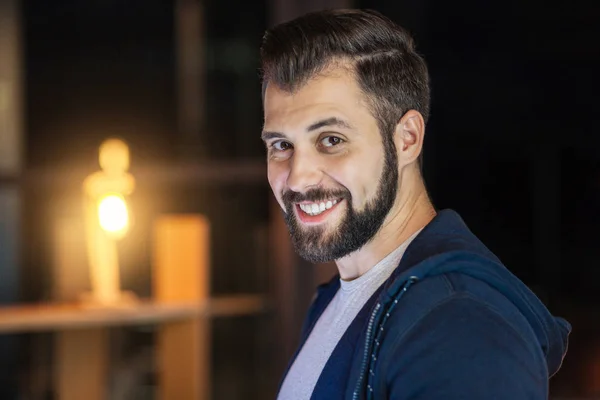 Retrato de jovem que olhando para a câmera — Fotografia de Stock