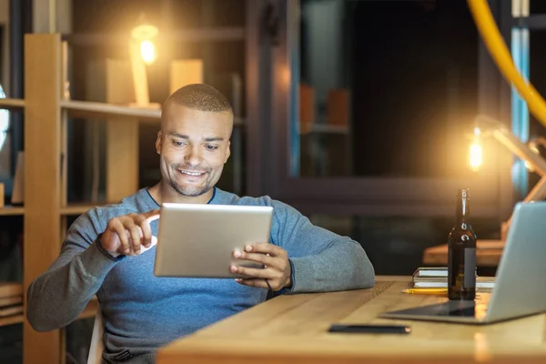 Attraktiver Büroangestellter mit seinem Gerät — Stockfoto