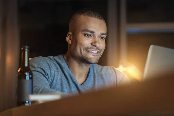 Retrato de morena feliz que estar no trabalho — Fotografia de Stock