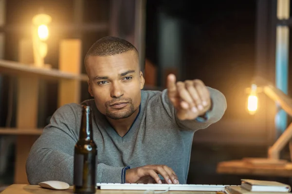 Koncentrerade man peka på skärmen — Stockfoto