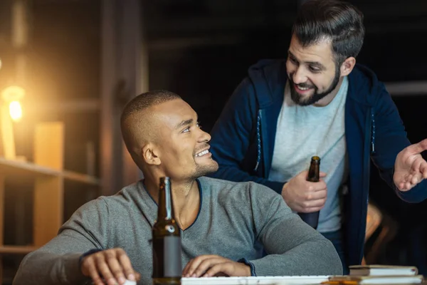 Amistoso hombre hablando con su pareja — Foto de Stock