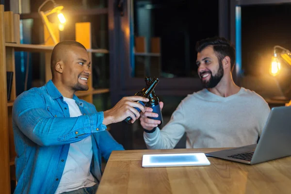 İşten sonra parti rahat iş arkadaşları