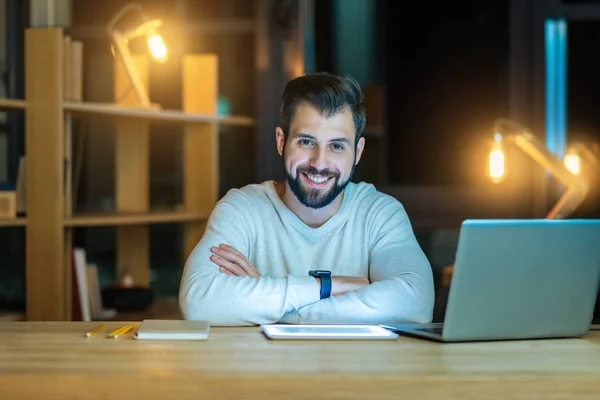 Porträt eines gutaussehenden Mannes, der vor der Kamera posiert — Stockfoto