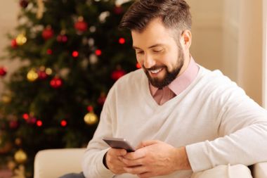 Mesaj göndermesini çekici adam yakın çekim