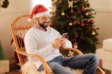 Sallanan sandalyede oturan ve sohbet iyimser adam