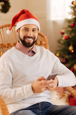 Noel Baba şapkası manifatura poz iyimser adam