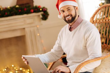 Laptop ile poz Santa şapka hoş adam