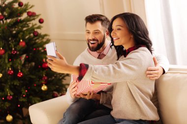 Noel arifesinde çift alarak selfies sevgi dolu