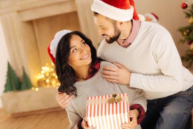 Sevgi dolu koca karısını Noel arifesinde sarılma