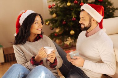 Noel Baba şapkaları birlikte kahve içmek hoş çift