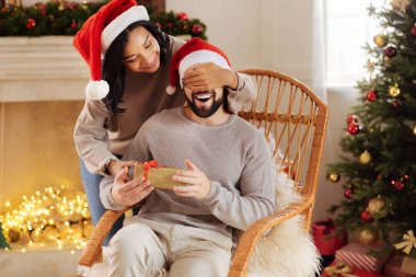 Bakım kadın kocası için bir sürpriz yapma