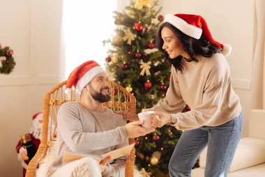 Bakan karısı kocası için kahve getiriyor