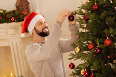 Dekorasyon Noel ağacı neşeli genç adam