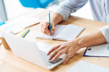 Erkek Eller masanın üstüne olmak