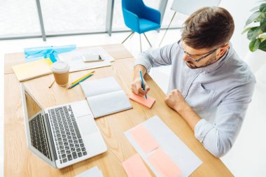 Üstten Görünüm ciddi adam işini yapıyor