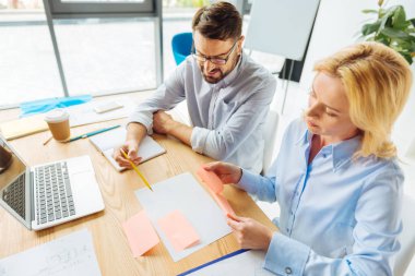 Kendine güvenen sarışın kadın holding notlar