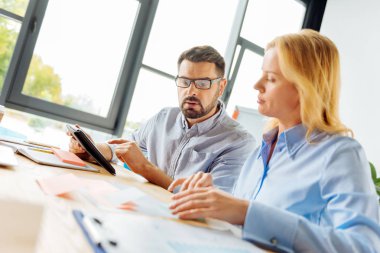 Özenli sakallı adam tablet kullanma