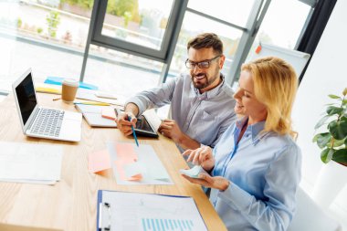 Proje iş yerinde işaret gülümseyen adam