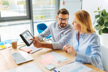 Özenli kadın eşine dinleme